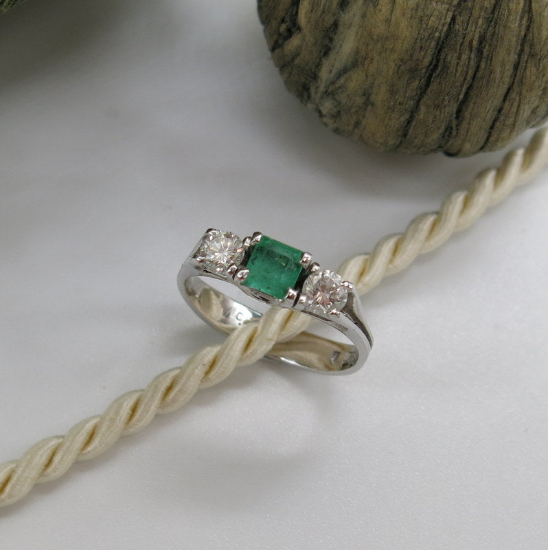 750/-er Weißgold Ring - Smaragd / Diamanten ca.0.40ct. - Gr.54
