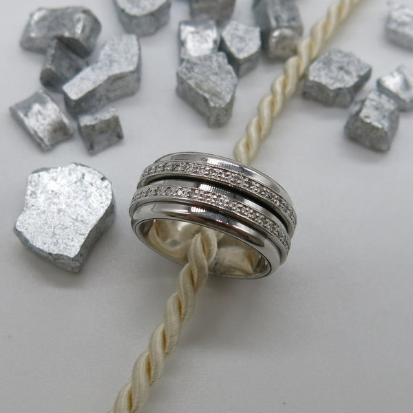 585/-er Weißgold Dreh Ring Christ - Brillianten ca.0.20ct. TW SI1 - Gr.53